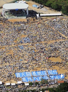 Protest proti americkým mariňákům na Okinawě.